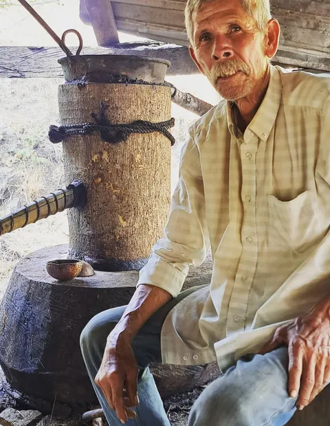 El maestro tabernero junto al alambique